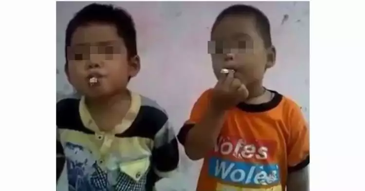 Tingkah dua anak kecil merokok ini buat netizen miris, duh! 
