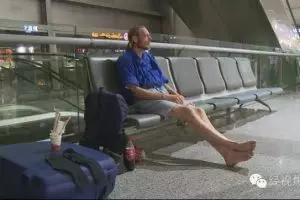 Cowok ini menggelandang 10 hari di bandara demi menanti sang pacar!