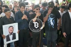 Judika iringi jenazah Mike Mohede ke liang lahat