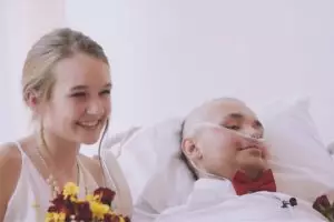 Penderita kanker ini nikahi pacarnya di rumah sakit, bikin haru!