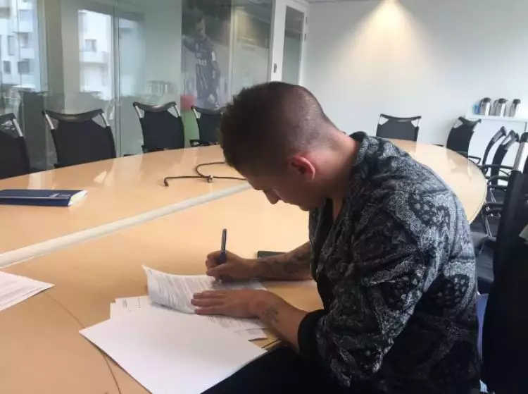 Pemain PSG ini memakai batik saat tanda tangan kontrak, wow!