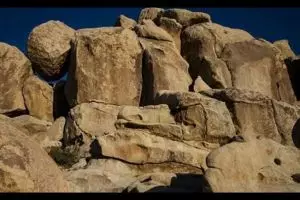 Ada anak kecil melambai di foto bebatuan ini, kamu tahu posisinya?