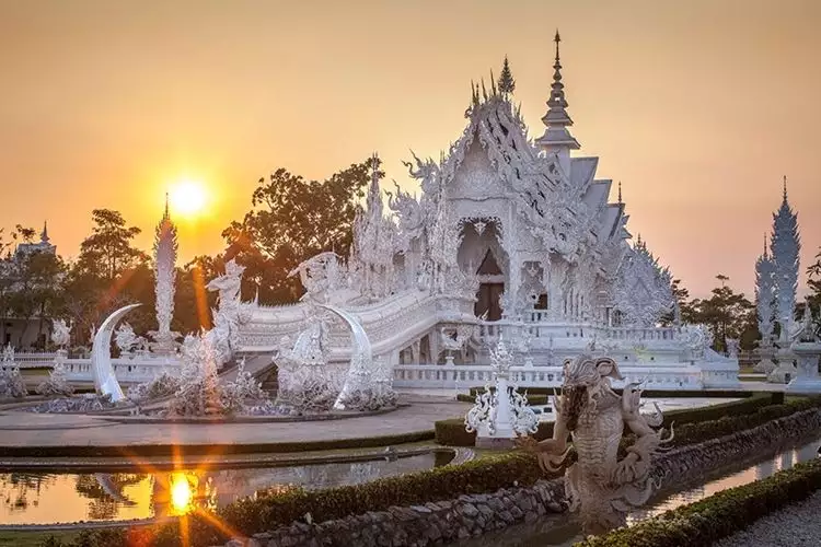 Selain toilet dari 'emas', ini 15 foto kemegahan White Temple Thailand