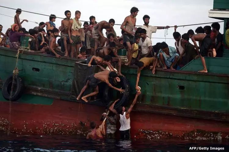 10 Foto saat warga Indonesia tolong pengungsi ASEAN ini bikin haru 