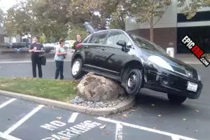 15 Aksi cewek parkir mobil ini bikin geleng - geleng kepala, duh! 