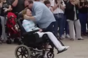 Kisah cinta pria rawat istrinya yang lumpuh ini bikin terenyuh