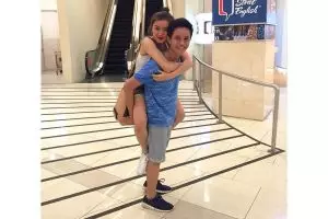 7 Potret kedekatan Dara The Virgin dengan adiknya, bak orang pacaran!