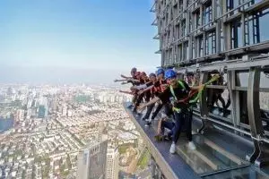 Sensasi berjalan di tepi kaca gedung pencakar langit. Berani coba?