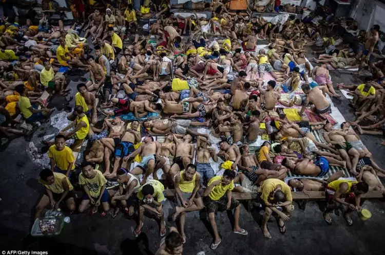 15 Foto kondisi miris penjara di Filipina, satu sel isinya 200 napi!