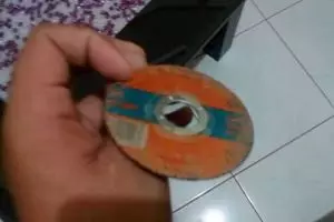 Tak bisa bedakan mata gerinda dengan CD,  pria ini ketiban sial!
