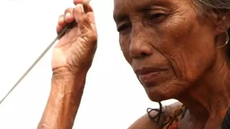 Usia 74 tahun, nenek ini masih menyelam demi cari uang koin buat cucu