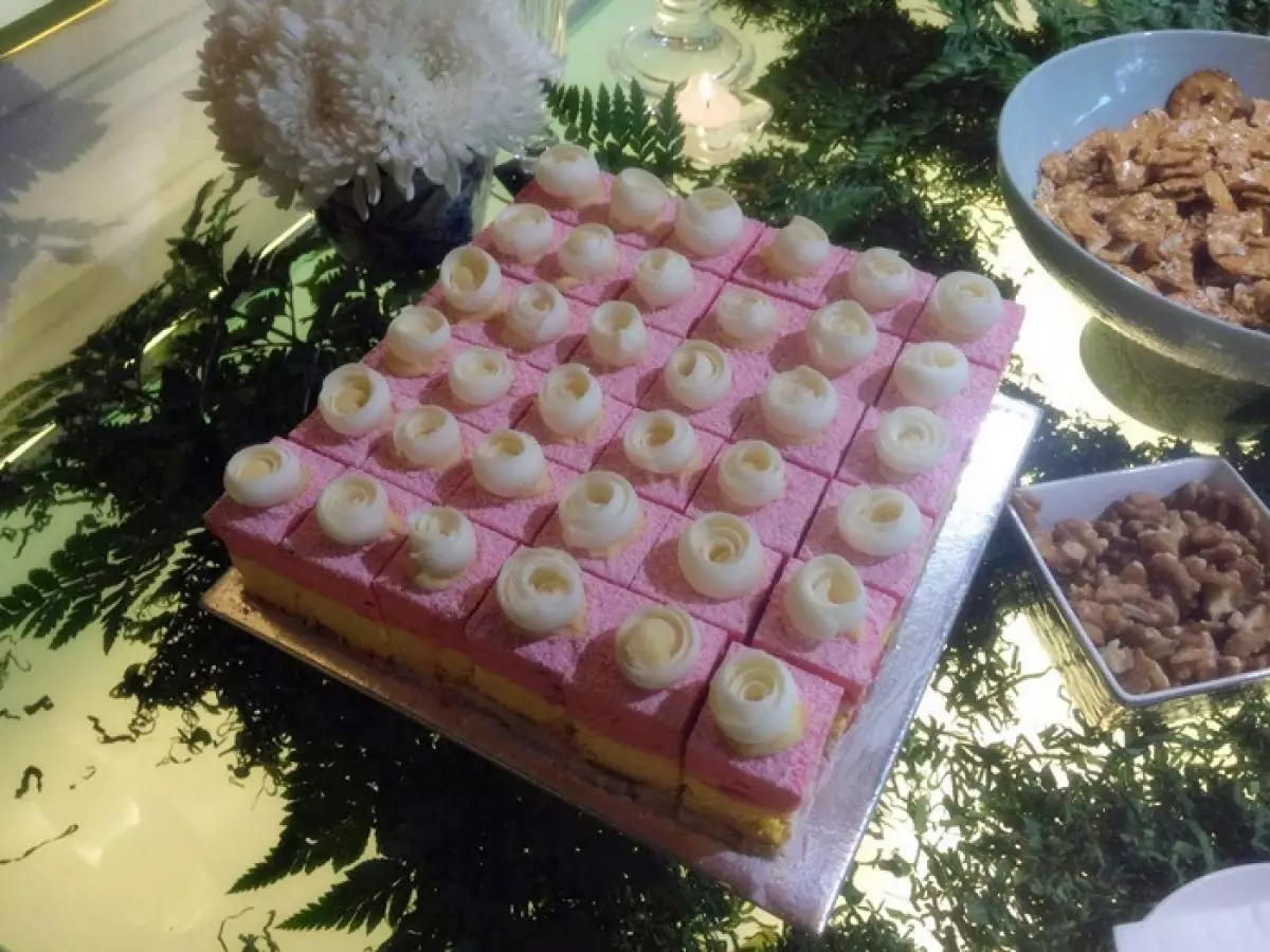 Cake strawberry dan mangga ini cantik banget, bagaimana rasanya ya?