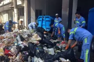 Petugas kebersihan ini 3 jam bongkar sampah untuk cari ponsel, salut!