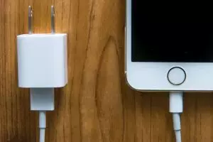 7 Kesalahan ngecharge HP yang pasti pernah kamu lakukan, awas rusak!