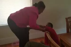 Terpisah selama 10 tahun, reaksi pria ini saat jumpa ibunya bikin haru