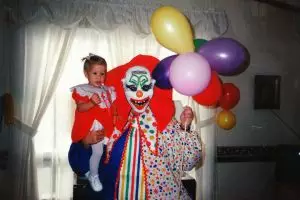 10 Badut ulang tahun ini gagal lucu, bikin anak menangis