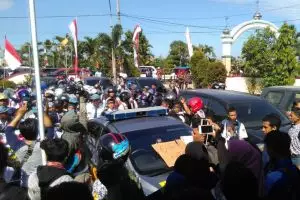 Datangi Polsek, siswa SMK N 2 Makassar minta pemukul guru diproses