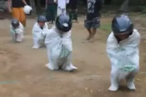 Lomba Pocong GP untuk Agustusan ini kocak banget, hanya di Indonesia
