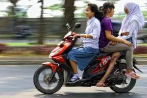 13 Potret remaja bonceng tiga naik motor, duh miris banget deh...