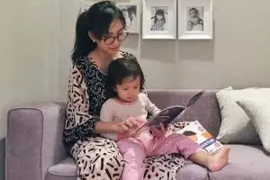 Ini tips Artika Sari Devi supaya anaknya nggak makan permen, apa ya?