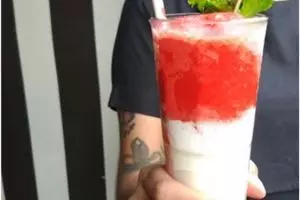 Es unik warna merah putih jadi menu spesial sambut HUT RI di hotel ini