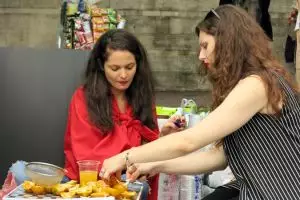 Ajak konsumsi minuman sehat, bule cantik ini rela jualan es jeruk