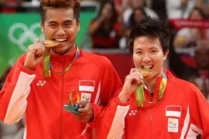 10 Foto mengharukan  saat Tontowi-Liliyana persembahkan medali emas