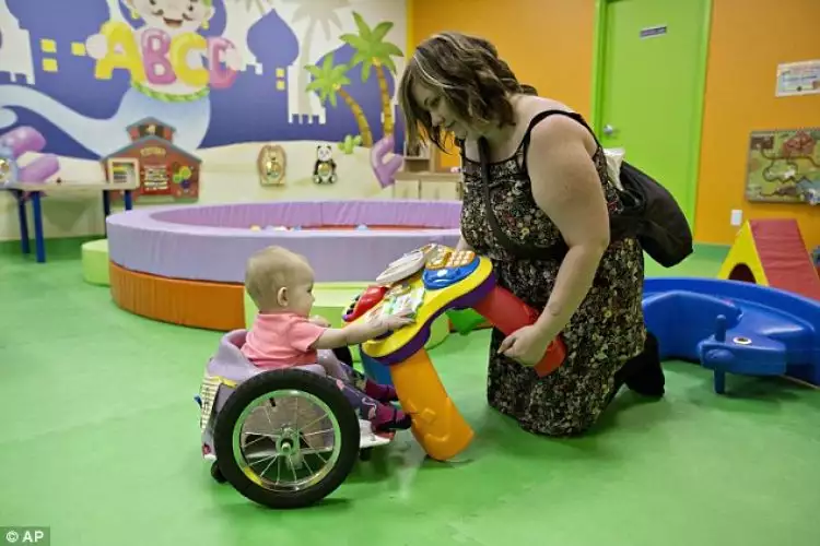 Ibu ini bikin kursi roda khusus untuk bayinya yang lumpuh karena tumor