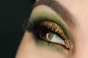 10 Inspirasi warna eyeshadow ini cetar banget, kamu berani coba?