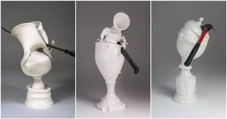 15 Vas porselen ini rusak akibat benda tumpul, bentuknya jadi unik