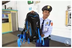 Petugas miskin ini kembalikan uang ratusan juta yang dia temukan