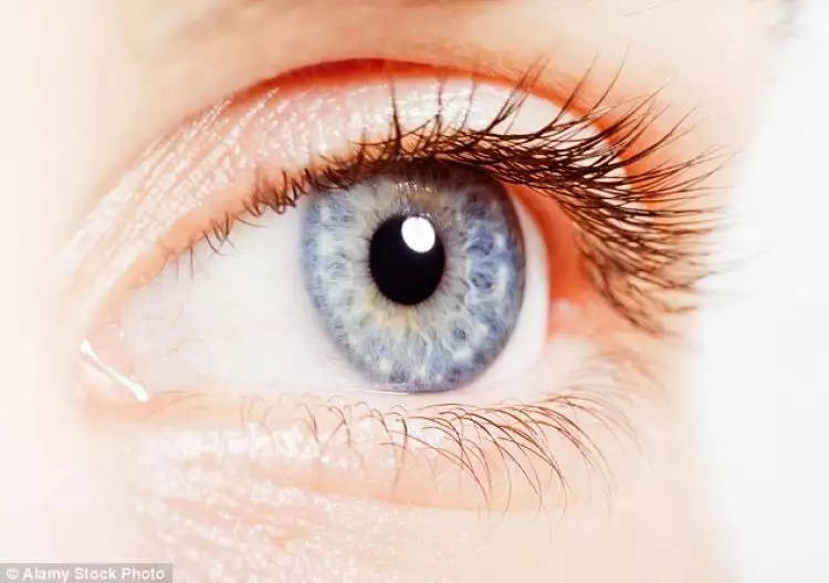 Orang bermata biru & berkulit putih rentan kena kanker mata, kok bisa?