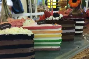 Cake warna-warni nan feminin ini menggoda lidah banget, cobain yuk?