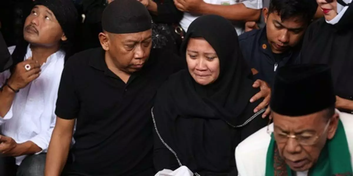 Di pusara istri tercinta, Tukul tidak bisa menahan linangan air mata