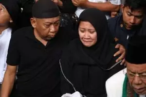 Di pusara istri tercinta, Tukul tidak bisa menahan linangan air mata