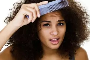 5 Cara mudah meluruskan rambutmu yang keriting, buktikan ya