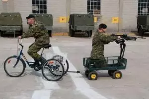 24 Cara gokil tentara melepas penat seusai bertugas ini bikin ketawa