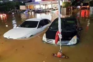 10 Foto Jakarta terendam banjir akibat hujan deras, duh kasihan ya