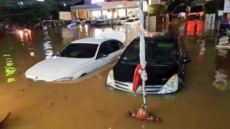 10 Foto Jakarta terendam banjir akibat hujan deras, duh kasihan ya