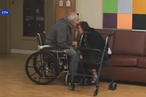 Dipaksa hidup di panti jompo, pertemuan pasangan lansia ini bikin haru