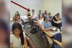 Cara orang ini tidur saat pelajaran di kelas bikin ngakak