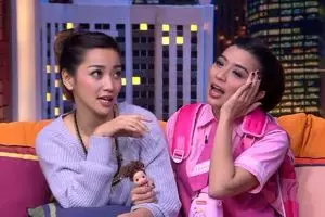 10 Potret ini tunjukkan Ayu Hastari dan Hesti Purwadinata itu 'kembar'