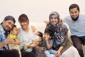 6 Potret keluarga Ryan Delon dan Teuku Wisnu ini 'tampar' haters rasis