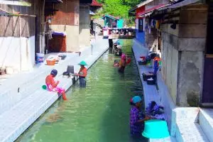 10 Foto kejernihan serta aktivitas di sungai berkeramik Maluku, takjub