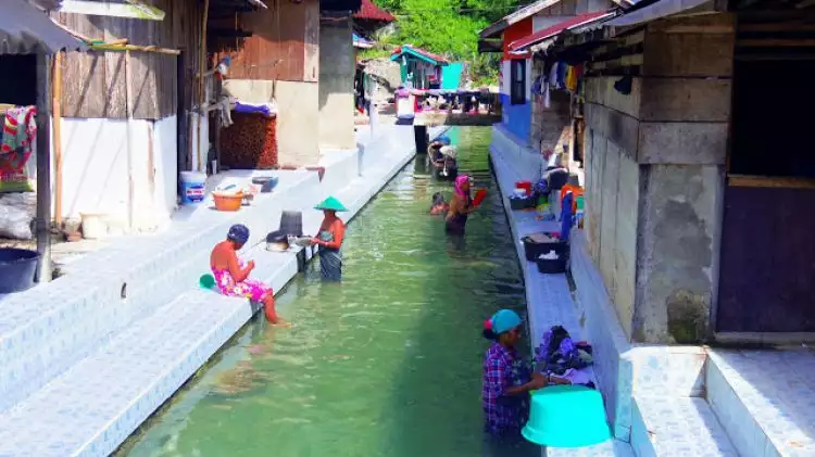 10 Foto kejernihan serta aktivitas di sungai berkeramik Maluku, takjub