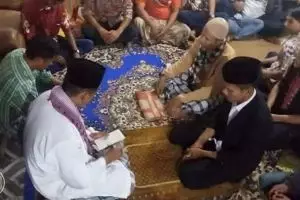 Pemuda usia 25 tahun asal Kendari ini menikah dengan mahar Rp 25 ribu