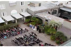 Foto pernikahan ini tampak biasa, tapi setelah di-zoom bikin merinding