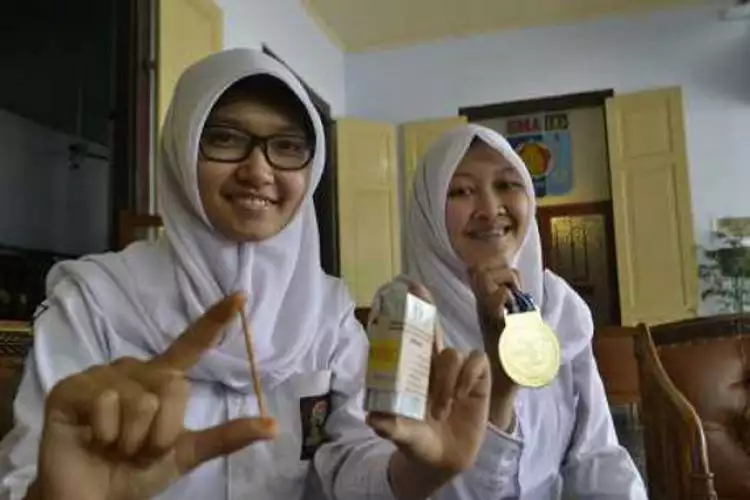 Dua gadis ini temukan cara deteksi boraks di makanan pakai tusuk gigi