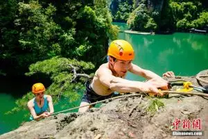 Dua sejoli ini menantang maut demi penyatuan cinta, kamu mau meniru?