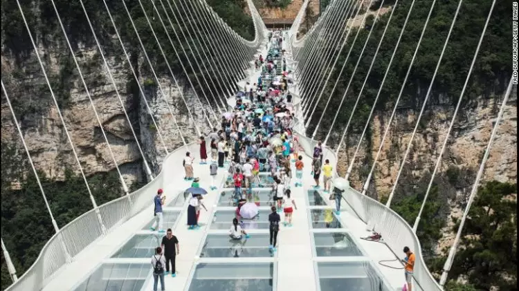 Pengunjung membeludak, jembatan kaca terpanjang dunia ditutup
